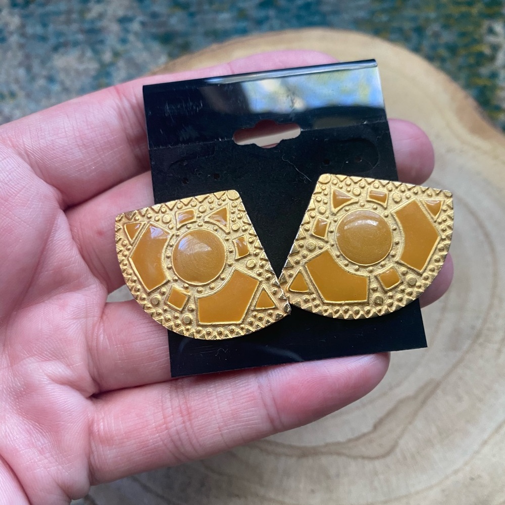 Vintage 80/90s gold yellow metal abstract pierced lobe earrings